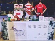 米津玄師「馬と鹿」“旅するデカジャケ”が登場した神奈川・MARK IS みなとみらいのグランドガレリアの様子。