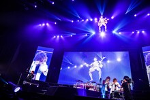 蛍に扮して宙を舞う樽美酒研二と、神戸プリンと白米をかき込む喜矢武豊。（撮影：渡邉一生）