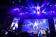 蛍に扮して宙を舞う樽美酒研二と、神戸プリンと白米をかき込む喜矢武豊。(撮影:渡邉一生)