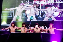 ゴールデンボンバー「地方民について本気出して考えてみた～4年以上行ってない県ツアー～」神戸ワールド記念ホール公演の様子。（撮影：渡邉一生）