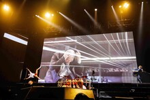 ゴールデンボンバー「地方民について本気出して考えてみた～4年以上行ってない県ツアー～」神戸ワールド記念ホール公演の様子。（撮影：渡邉一生）