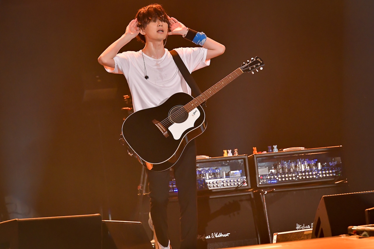 BUMP OF CHICKEN 東京ドーム　コンフェッティ　藤くん　藤原基央 左から藤原基央（Vo, G）、増川弘明（G）。（Photo by Yoshiharu
