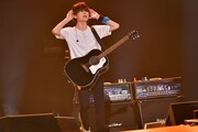 人気画像3位は「『魔法みたいな夜』BUMP OF CHICKEN全国ツアー、東京ドーム2DAYSで終幕」より、藤原基央（Vo, G）。（撮影：古溪一道）