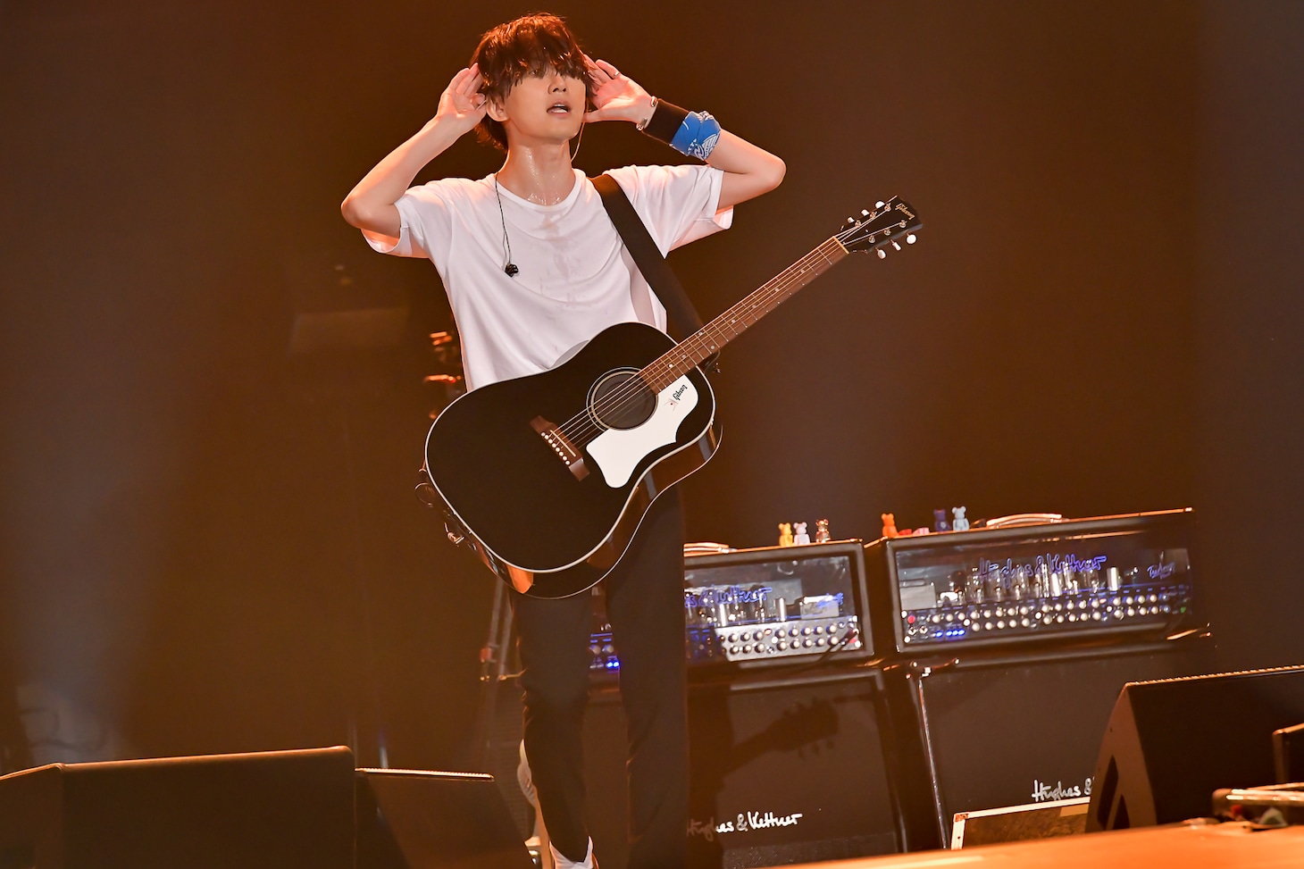 人気画像3位は「『魔法みたいな夜』BUMP OF CHICKEN全国ツアー、東京ドーム2DAYSで終幕」より、藤原基央（Vo, G）。（撮影：古溪一道）