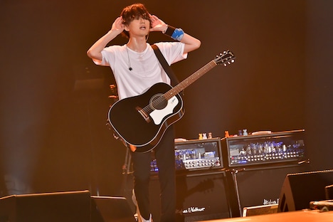 藤原基央（Vo, G）（撮影：古溪一道）