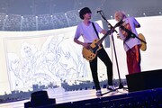 人気画像10位は「『魔法みたいな夜』BUMP OF CHICKEN全国ツアー、東京ドーム2DAYSで終幕」より、左から藤原基央（Vo, G）、直井由文（B）。（撮影：古溪一道）