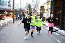 「BiS vs CARRY LOOSE対抗駅伝」よりゴール直前のCARRY LOOSEチーム。（Photo by sotobayashi kenta）