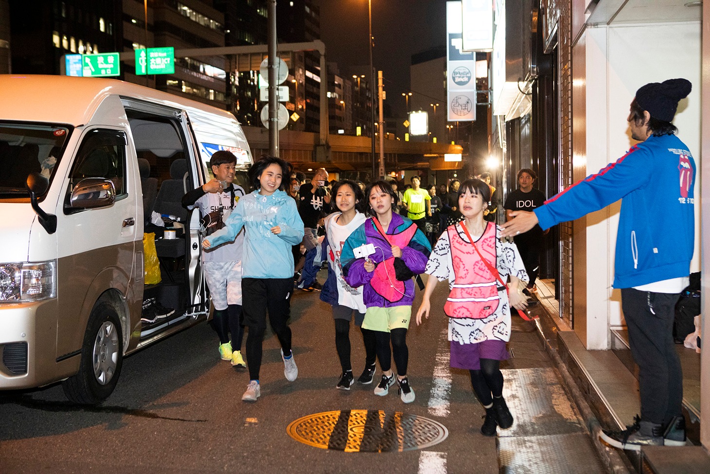 「BiS vs CARRY LOOSE対抗駅伝」よりゴール直前のBiSチーム。（Photo by sotobayashi kenta）