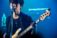 佐々木直人（B, Vo）（撮影：白石達也）