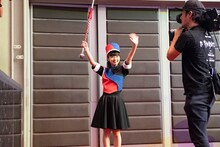 1階席の扉から登場するナルハワールド。（撮影：外林健太）