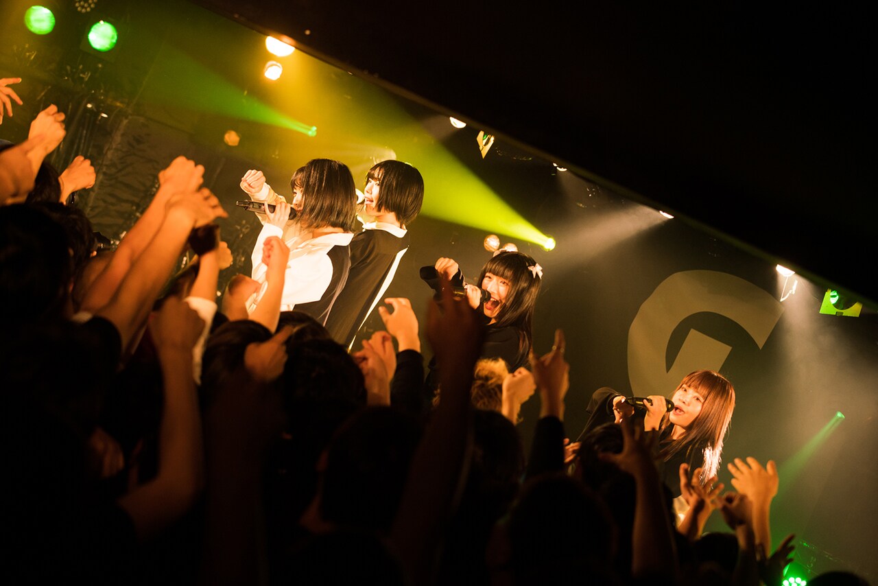 CARRY LOOSE、決意に満ちた初ワンマン「ゆるくはこんでください」大盛況