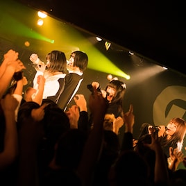 CARRY LOOSE、決意に満ちた初ワンマン「ゆるくはこんでください」大盛況