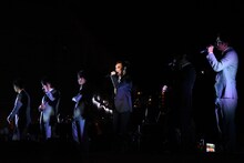 松任谷由実とゴスペラーズのパフォーマンスの様子。