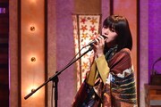 井上陽水「カナリア」を歌う池田エライザ。