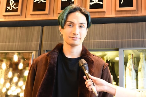 質問に答える橘ケンチ。