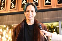 質問に答える橘ケンチ。