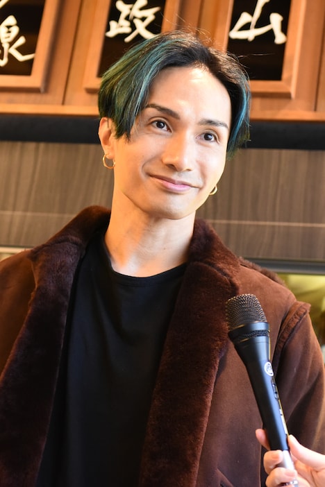 質問に答える橘ケンチ。