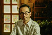 古舘寛治演じる兄・一路。 (c)「コタキ兄弟と四苦八苦」製作委員会