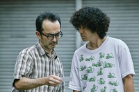 古舘寛治演じる兄・一路（左）、滝藤賢一演じる弟・二路（右）。 (c)「コタキ兄弟と四苦八苦」製作委員会