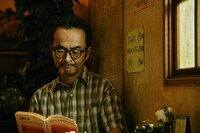 古舘寛治演じる兄・一路。 (c)「コタキ兄弟と四苦八苦」製作委員会