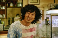 滝藤賢一演じる弟・二路。 (c)「コタキ兄弟と四苦八苦」製作委員会