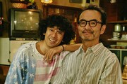滝藤賢一演じる弟・二路(左)と、古舘寛治演じる兄・一路(右)。 (c)「コタキ兄弟と四苦八苦」製作委員会