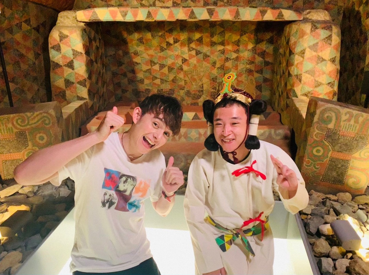 石室内部が装飾された古墳をリポートするハリー杉山（左）。(c)TBS