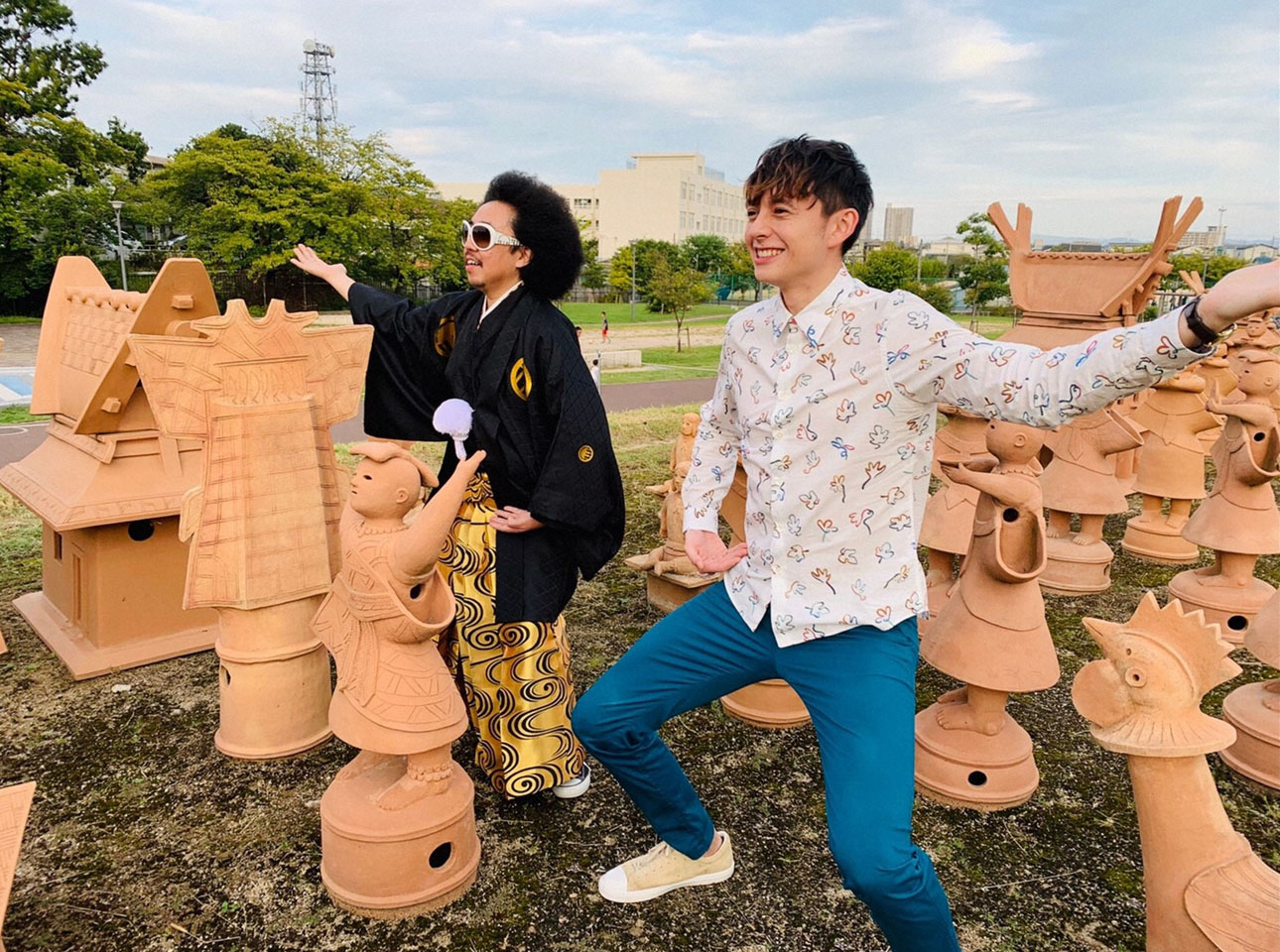 左からレキシ、ミステリーハンターのハリー杉山。(c)TBS