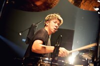 SAMBU（Dr）（撮影：半田安政 / Showcase）