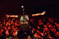 難波章浩（Vo, B）（撮影：半田安政 / Showcase）