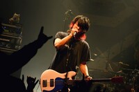 難波章浩（Vo, B）（撮影：半田安政 / Showcase）