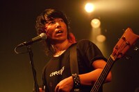 難波章浩（Vo, B）（撮影：半田安政 / Showcase）