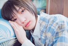 太田夢莉「青」掲載カット（撮影：前康輔）