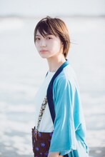 太田夢莉「青」掲載カット（撮影：前康輔）