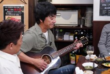 「本音でハシゴ酒」の曲を即興で弾き語る山崎まさよし。(c)フジテレビ
