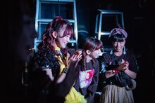 開演直前、ゲストの真山りか（中央）と共に円陣を組む星名美怜（左）。