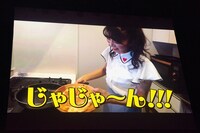 パンケーキ作りに挑戦する星名美怜。