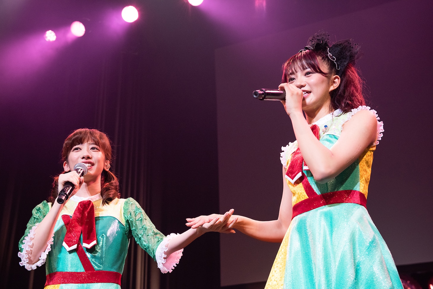 左から真山りか、星名美怜。