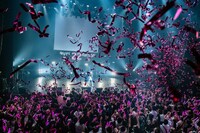 ピンクのテープが舞う東京・マイナビBLITZ赤坂。