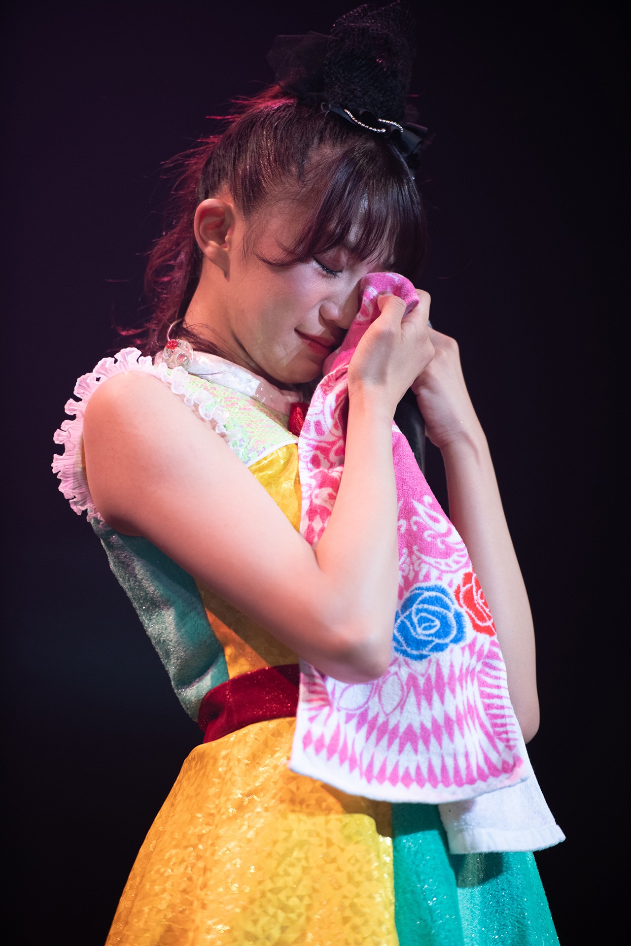 涙を拭く星名美怜。