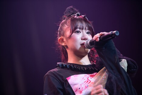 目に涙を浮かべる星名美怜。