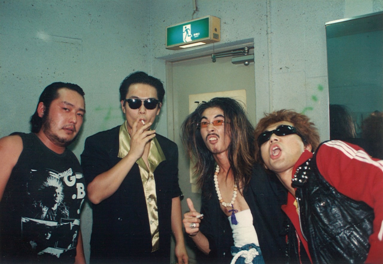 1990年に撮影された怒髪天の写真。