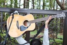 歌うギター（を持つカイ）。