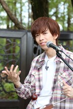 ビブラスラップを鳴らすリョウガ。