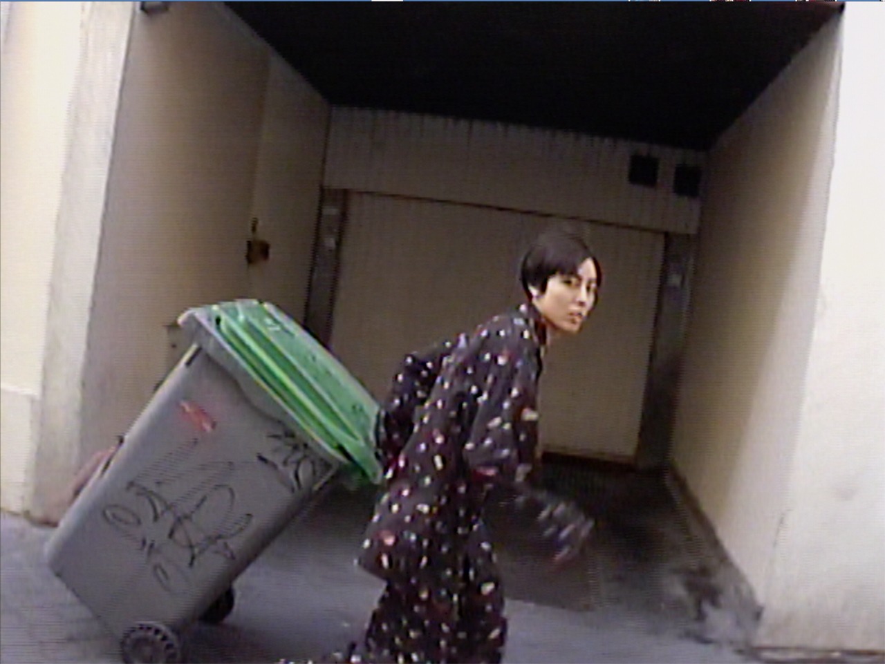 「Snappp feat. New Optimism」ミュージックビデオのワンシーン。