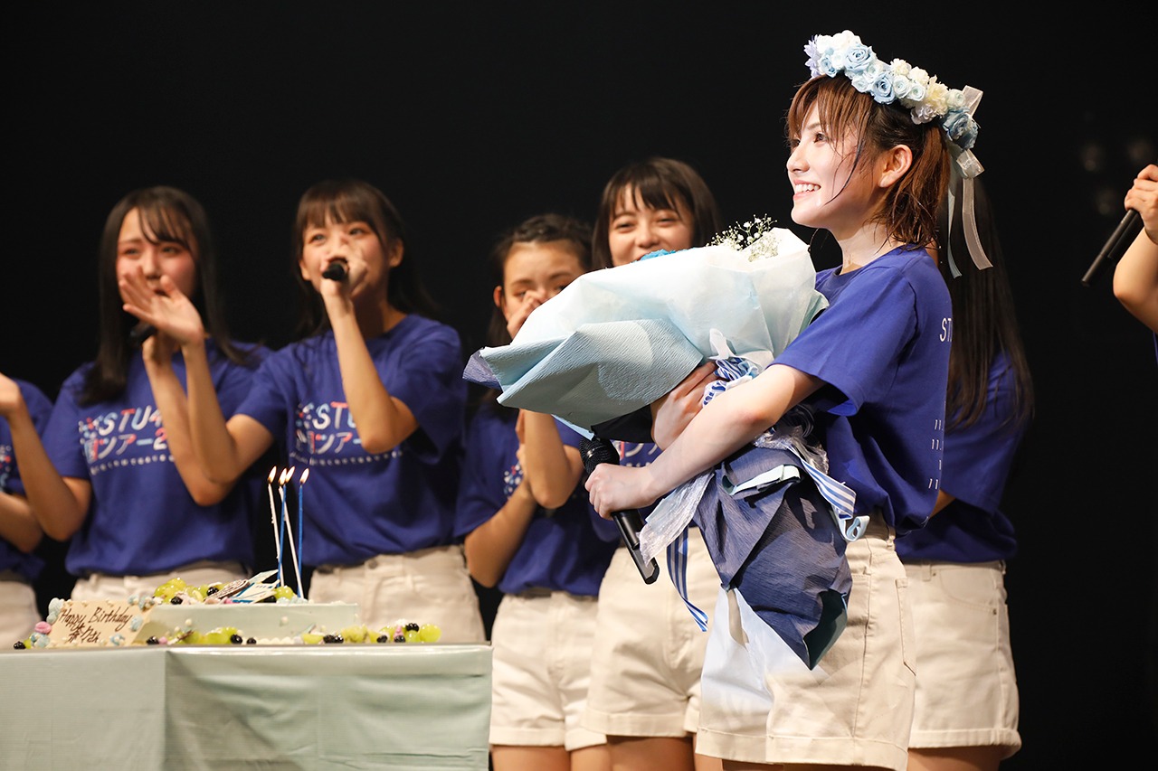 22歳のバースデーを祝福された岡田奈々。(c)STU