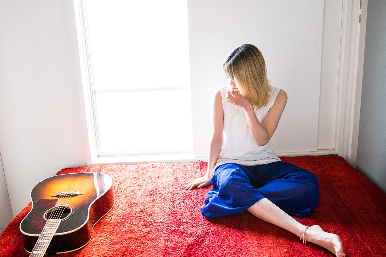 片平里菜、春夏秋冬を感じさせる12曲入りニューアルバム「一年中」