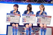注目しているサッカー選手とオリンピック種目を挙げる尾関梨香、菅井友香、守屋茜。