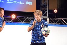 サッカーボールを手に取るRIKU。