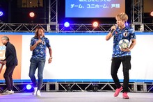 「緊張するなあ……」と漏らすRIKU（右）。